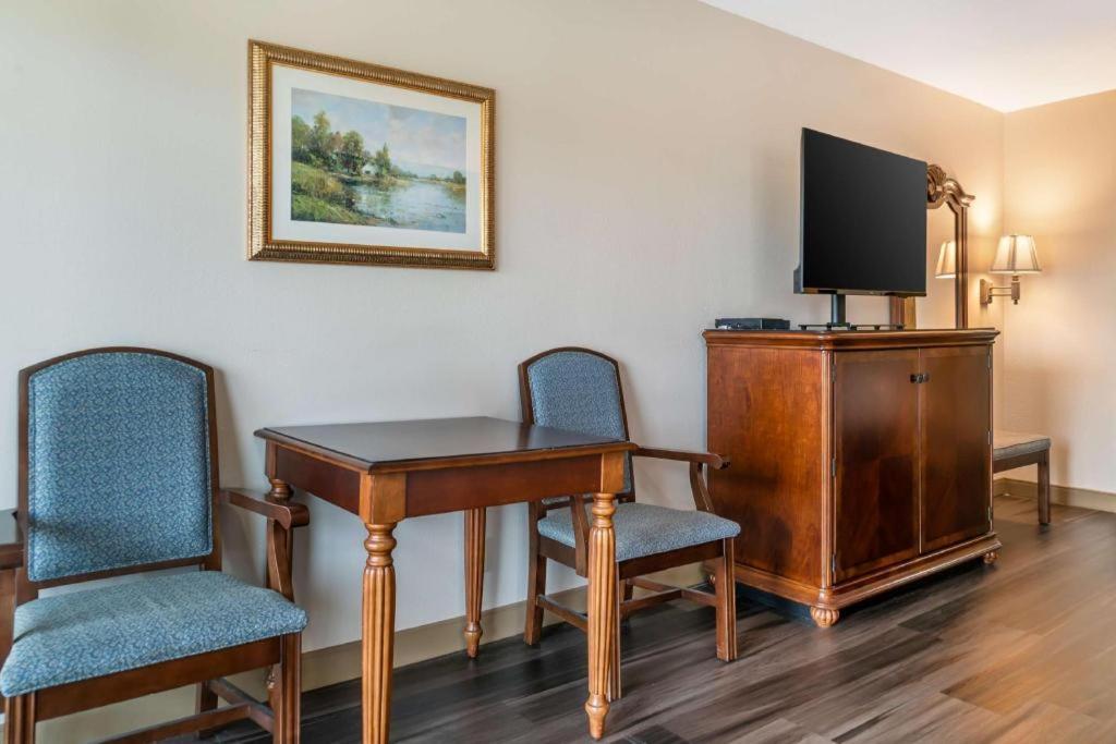 Best Western River Terrace Cheboygan Exterior foto